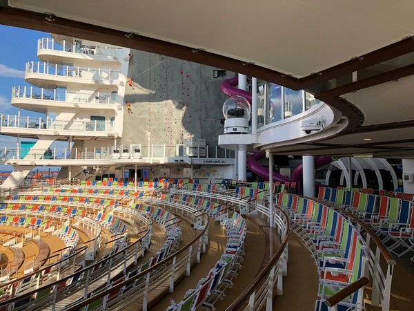 Comment organiser un camping pour une expédition de randonnée dans les Alpes suisses en hiver?