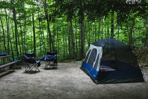 Quels sont les équipements indispensables pour un camping en région de toundra en été?